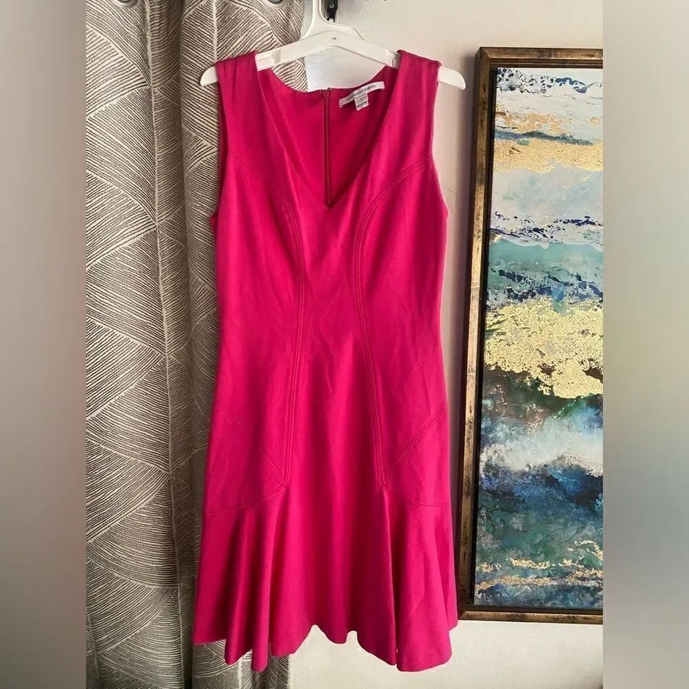 DIANE VON FURSTENBERG Mini Dress Size 6 Pink Sheath Sleeveless V Neck